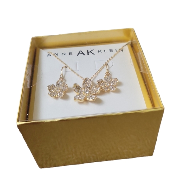 COPY- Anne Klein Floral Gold tone rhinestones jewelry set,Necklace,earrings set - Picture 7 of 7